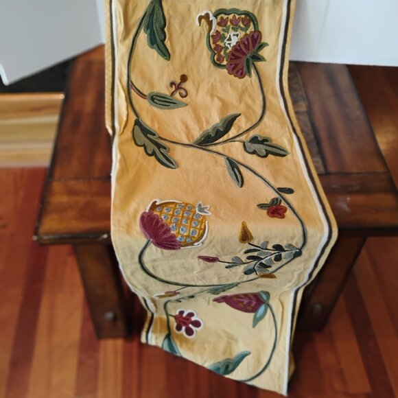 Williams Sonoma Crewel Table Runner 16"x108" Gold w/Burgundy Grapes Vines Floral - Picture 2 of 11